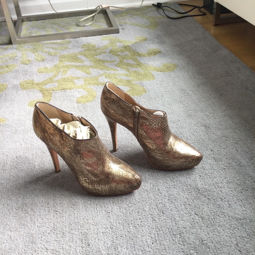 Pour La Victoire gold snakeskin pattern leather shoes sz 8